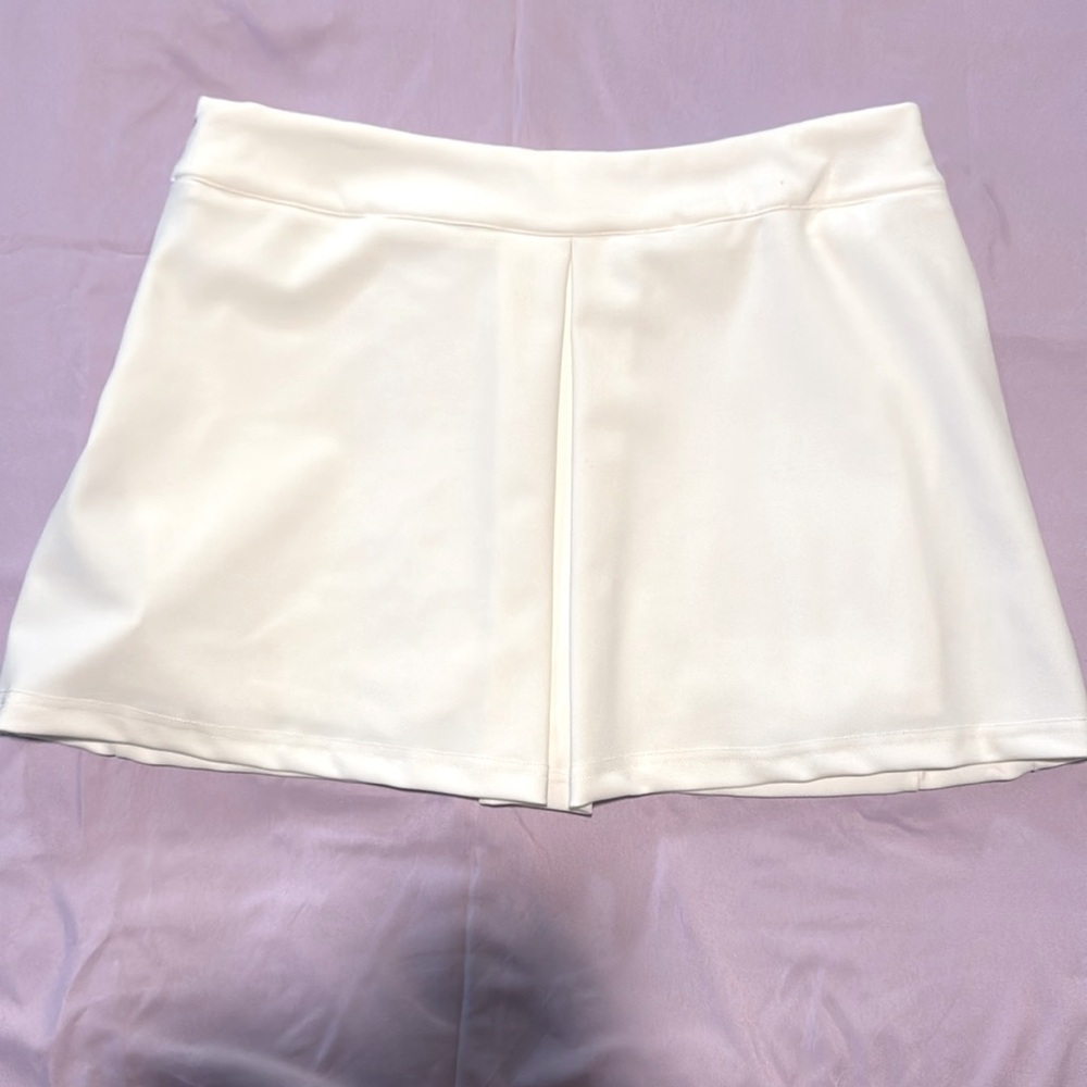 White middle pleated skort